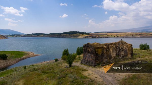 Церковь Сурб Погос-Петрос в Зовуни у апаранского водохранилища - Sputnik Армения