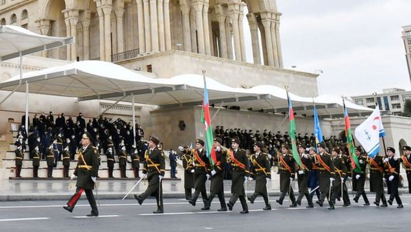 Генерал-лейтенант Керим Велиев на параде в Баку - Sputnik Армения