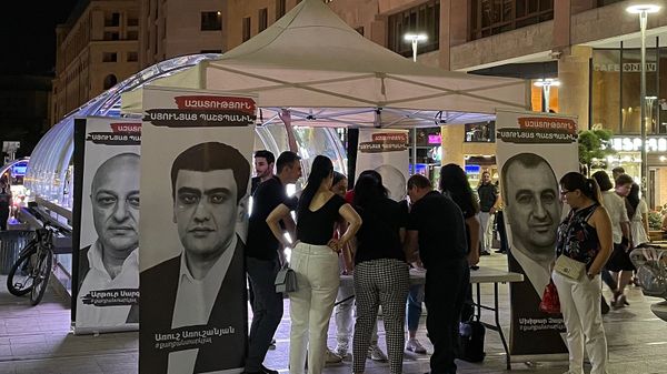 Сбор подписей для освобождения глав общины Сюникской области на Северном проспекте (23 июля 2021). Еревaн - Sputnik Армения