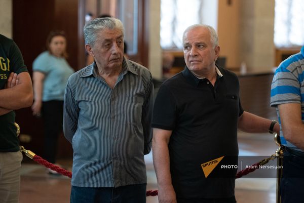 Актер Ашот Казарян на панихиде Дживана Гаспаряна - Sputnik Армения