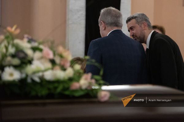 И.о. министра образования и науки Ваграм Думанян и замминистра по линии культуры Ара Хзмалян на панихиде - Sputnik Армения