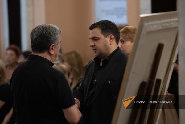 Родные Дживана Гаспаряна принимают соболезнования - Sputnik Армения