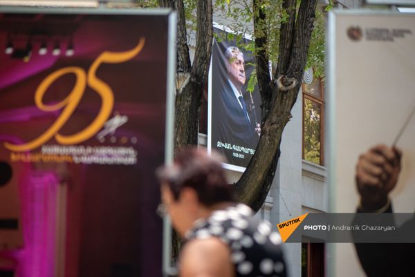 Траурный портрет Дживана Гаспаряна на фасаде здания Оперы - Sputnik Армения