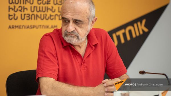 Худрук Ереванского гос.театра кукол Рубен Бабаян на пресс-конференции (26 июля 2021). Еревaн - Sputnik Армения