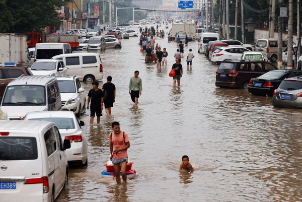 Люди переходят паводковые воды после проливных дождей в Чжэнчжоу, провинция Хэнань, Китай - Sputnik Армения