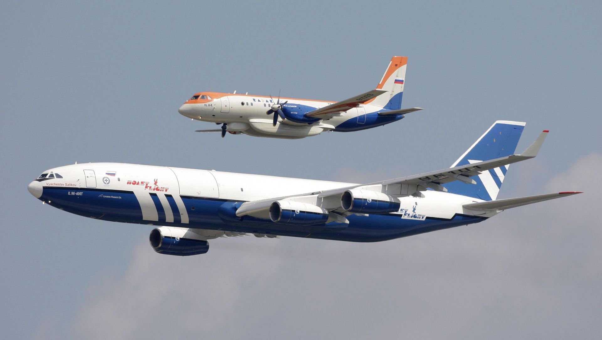 Самолеты: Ил-96-400Т (на первом плане) и Ил-114 Самолеты: Ил-96-400Т (на первом плане) и Ил-114 - Sputnik Армения, 1920, 27.07.2021