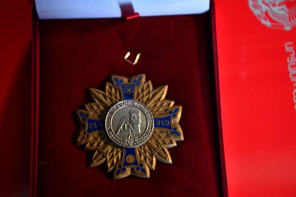 Представители командного состава одной из воинских частей Армии обороны Карабаха вручили государственные награды родным погибших военнослужащих (28 июля 2021). Еревaн - Sputnik Армения