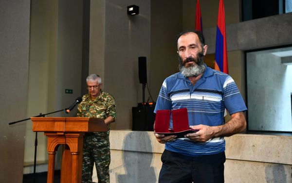 Представители командного состава одной из воинских частей Армии обороны Карабаха вручили государственные награды родным погибших военнослужащих (28 июля 2021). Еревaн - Sputnik Армения