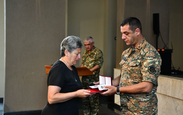 Представители командного состава одной из воинских частей Армии обороны Карабаха вручили государственные награды родным погибших военнослужащих (28 июля 2021). Еревaн - Sputnik Армения