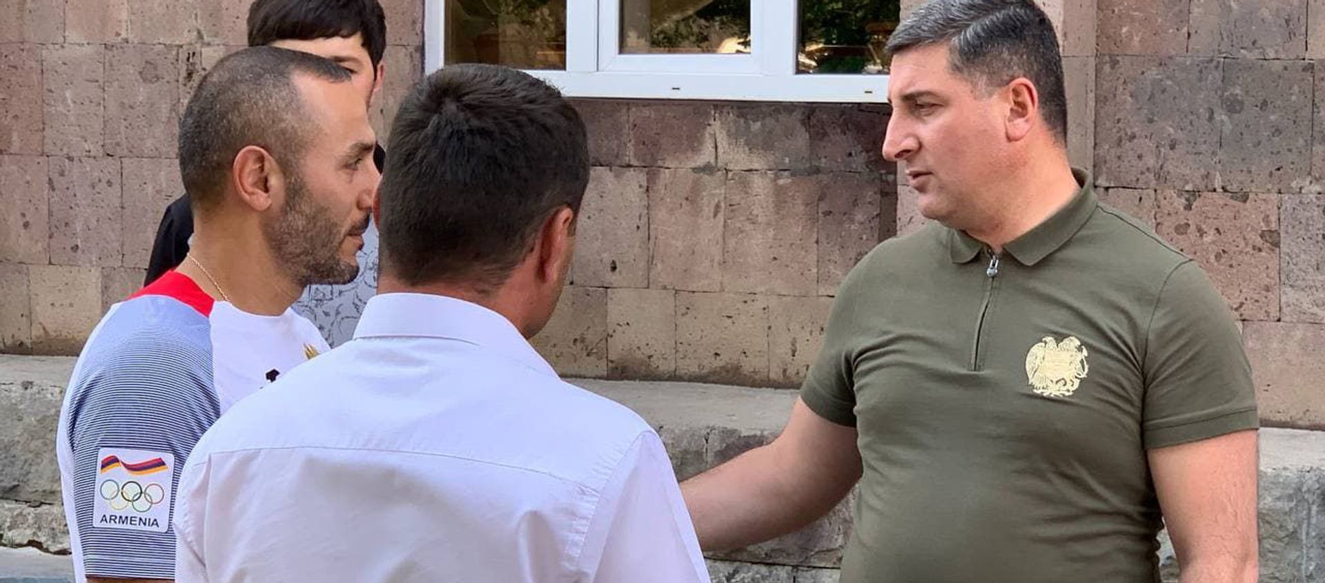 Губернатор Гегаркуника Гнел Саносян у здания муниципалитета города Варденис (28 июля 2021). Варденис - Sputnik Армения, 1920, 28.07.2021