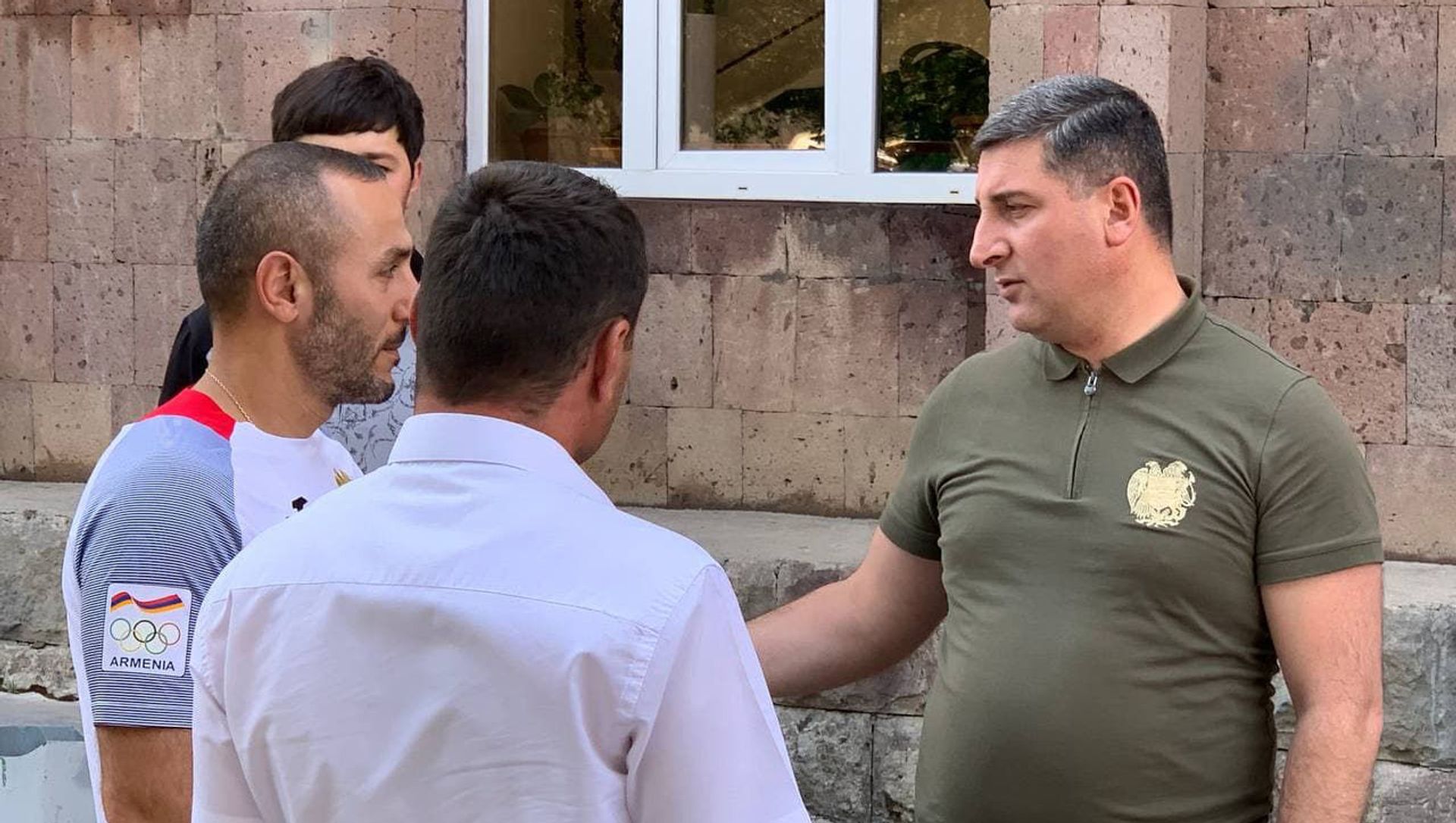 Губернатор Гегаркуника Гнел Саносян у здания муниципалитета города Варденис (28 июля 2021). Варденис Губернатор Гегаркуника Гнел Саносян у здания муниципалитета города Варденис (28 июля 2021). Варденис - Sputnik Армения, 1920, 28.07.2021