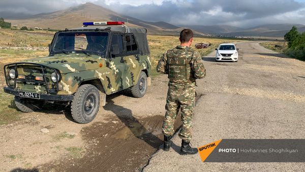 Военный патруль у въезда в село Кут Гегаркуникской области Армении - Sputnik Армения