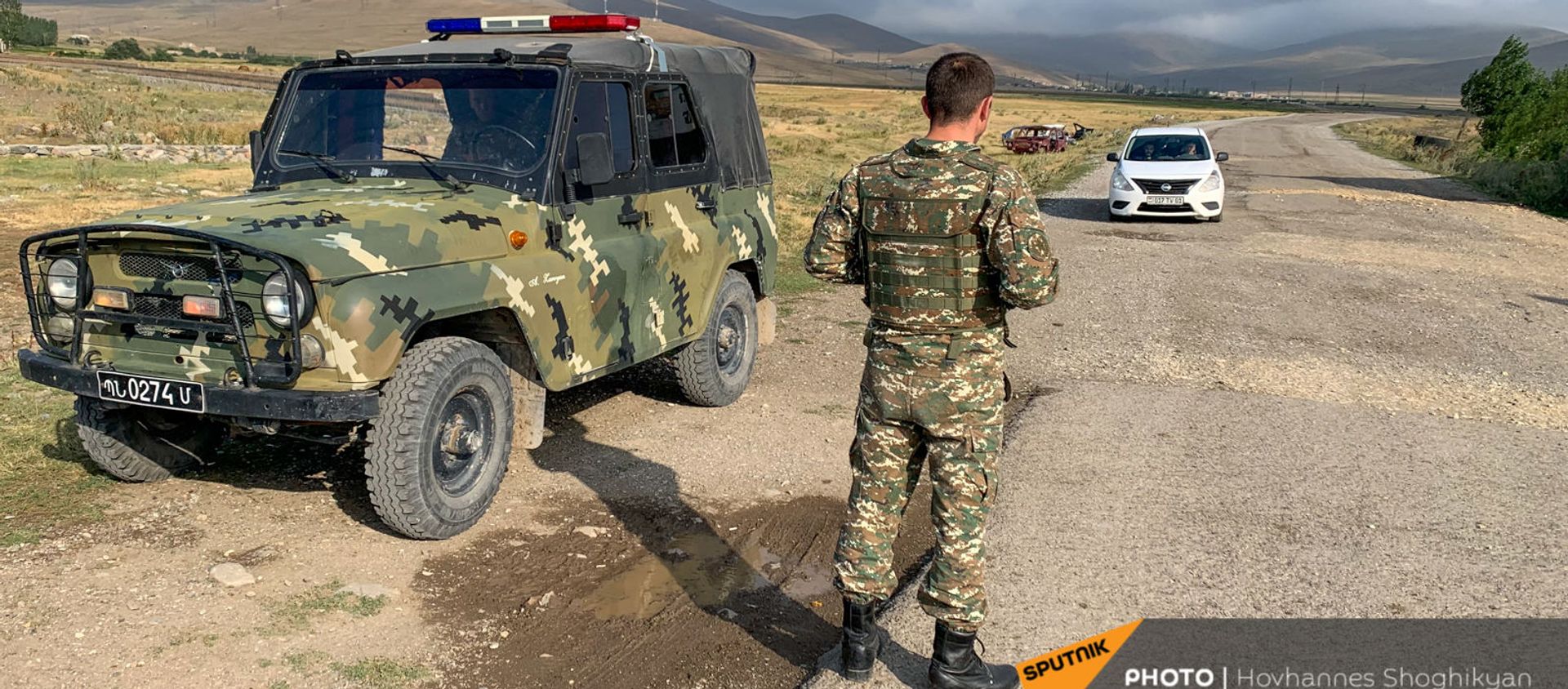 Военный патруль у въезда в село Кут Гегаркуникской области Армении - Sputnik Армения, 1920, 28.08.2021