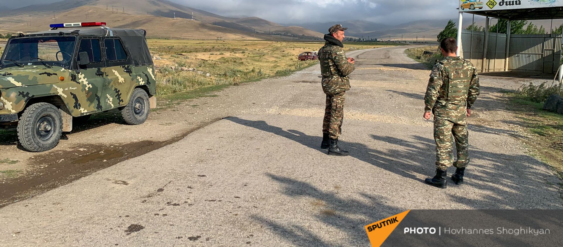 Военный патруль у въезда в село Кут Гегаркуникской области Армении - Sputnik Армения, 1920, 29.07.2021