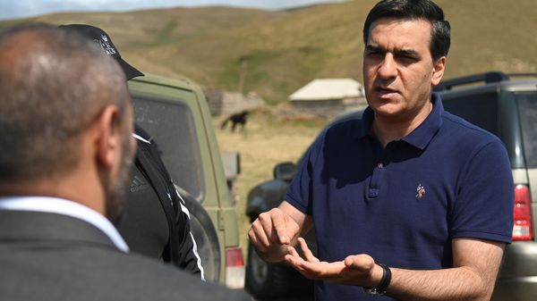 Омбудсмен Арман Татоян во время сбора фактов по обстрелу со стороны Азербайджана в районе села Верин Шоржа (29 июля 2021). Гегаркуник - Sputnik Армения