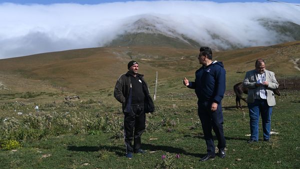 Омбудсмен Арман Татоян во время сбора фактов по обстрелу со стороны Азербайджана в районе села Верин Шоржа (29 июля 2021). Гегаркуник - Sputnik Армения