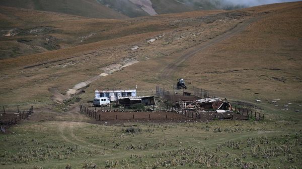 Омбудсмен Арман Татоян во время сбора фактов по обстрелу со стороны Азербайджана в районе села Верин Шоржа (29 июля 2021). Гегаркуник - Sputnik Армения