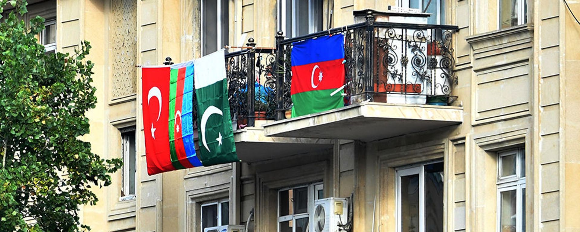 Флаги Азербайджана, Турции и Пакистана, вывешенные на балконе жилого дома в Баку - Sputnik Армения, 1920, 30.07.2021