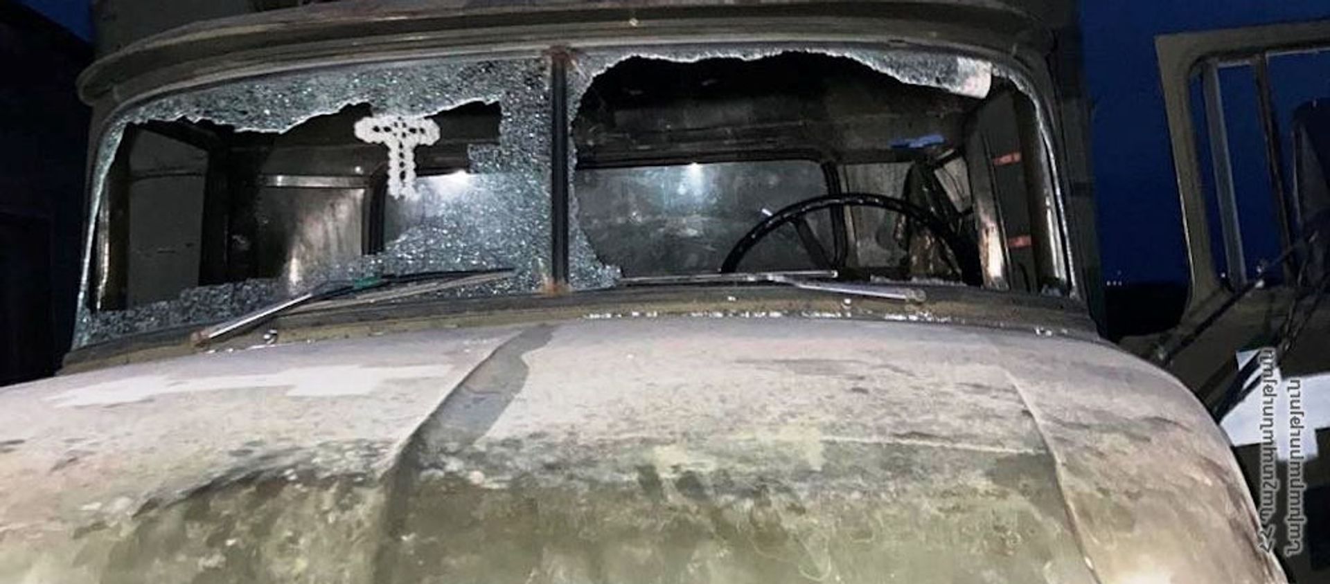 Попавший под обстрел ВС Азербайджана военный грузовик - Sputnik Արմենիա, 1920, 31.07.2021
