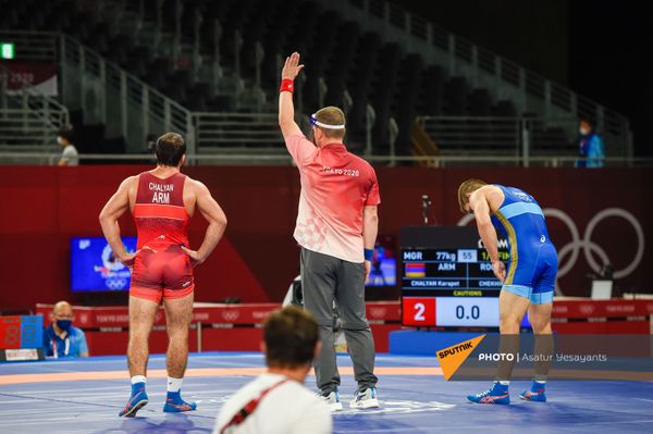 Рефери обхявляет победу Карапета Чаляна - Sputnik Армения