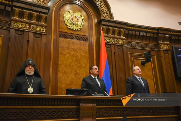 ՀՀ նախագահ Արմեն Սարգսյանը և Ամենայն Հայոց կաթողիկոս Գարեգին Բ–ն մասնակցում են ՀՀ ԱԺ 8–րդ գումարման անդրանիկ նիստին - Sputnik Արմենիա