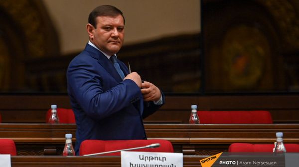 Тарон Маргарян перед началом первого заседания парламента Армении 8-го созыва (2 августа 2021). Еревaн Тарон Маргарян перед началом первого заседания парламента Армении 8-го созыва (2 августа 2021). Еревaн - Sputnik Армения