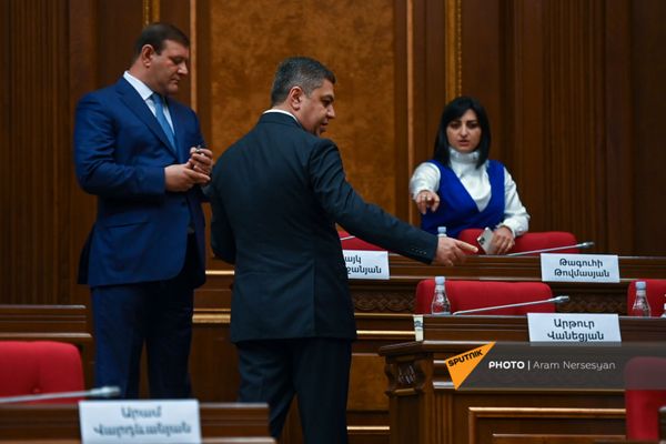 «Պատիվ ունեմ» դաշինքի պատգամավորներ Արթուր Վանեցյանը, Տարոն Մարգարյանը և Թագուհի Թովմասյանը   - Sputnik Արմենիա