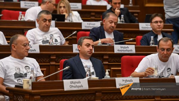 Депутаты блока Айастан во время первого заседания парламента Армении 8-го созыва (2 августа 2021). Еревaн - Sputnik Армения