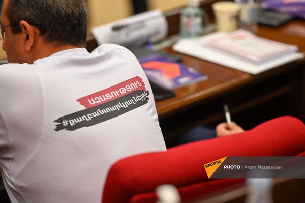«Հայաստան» դաշինքի պատգամավոր,  ՀՀ էկոնոմիկայի նախկին նախարար Արծվիկ Մինասյանը` ԱԺ 8–րդ գումարման առաջին նիստին - Sputnik Արմենիա