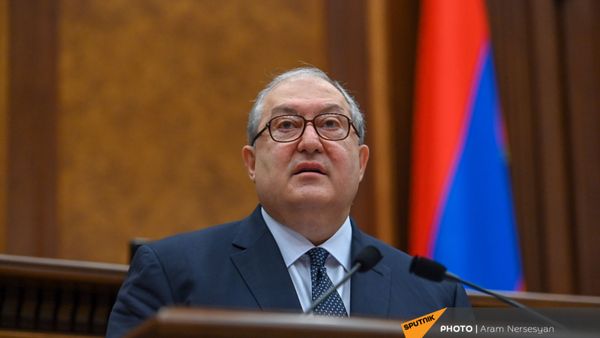 Президент Армен Саркисян приветствует присутствующих во время первого заседания парламента Армении 8-го созыва (2 августа 2021). Еревaн - Sputnik Армения