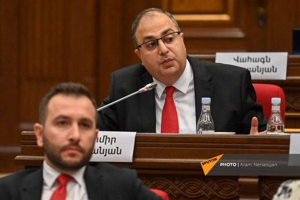 «Քաղաքացիական պայմանագրի» պատգամավորներ Վլադիմիր Վարդանյանը և Ռուբեն Ռուբինյանը`  ԱԺ 8–րդ գումարման անդրանիկ նիստին - Sputnik Արմենիա