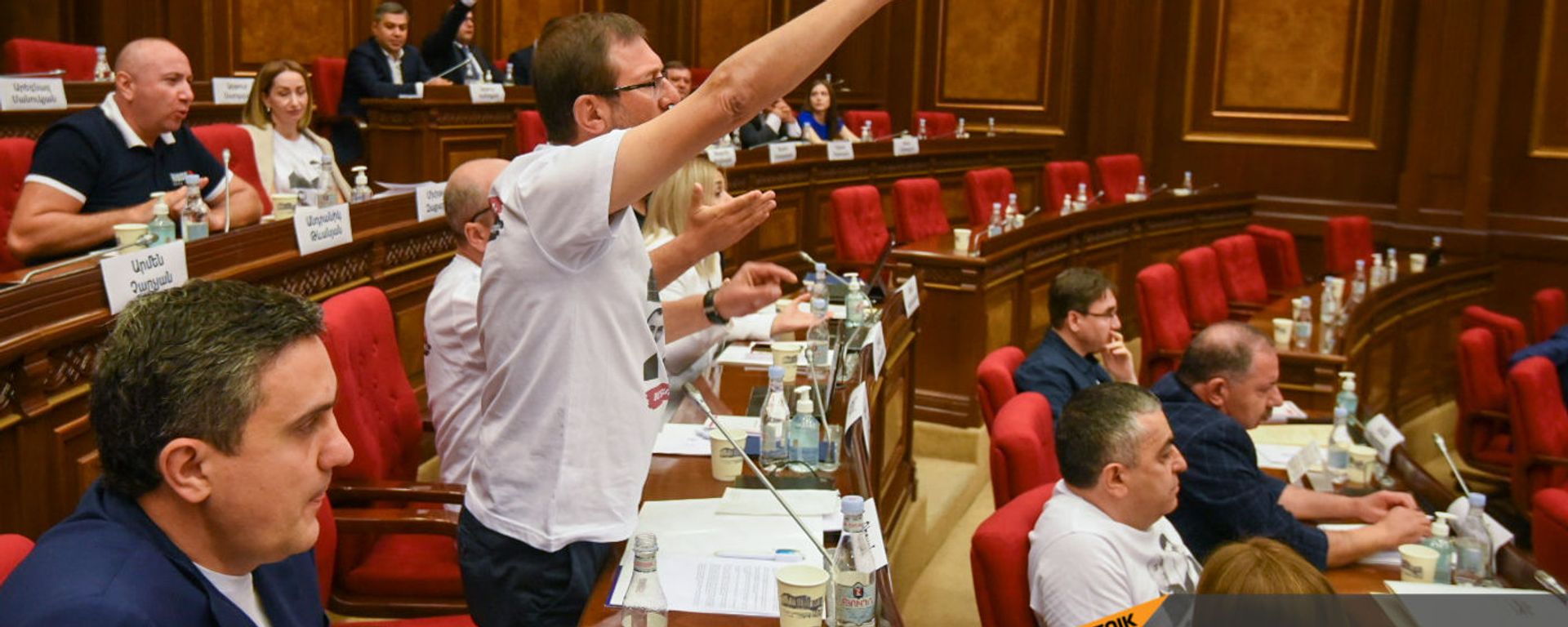 Гегам Манукян во время первого заседания парламента Армении 8-го созыва (2 августа 2021). Еревaн - Sputnik Армения, 1920, 19.10.2021