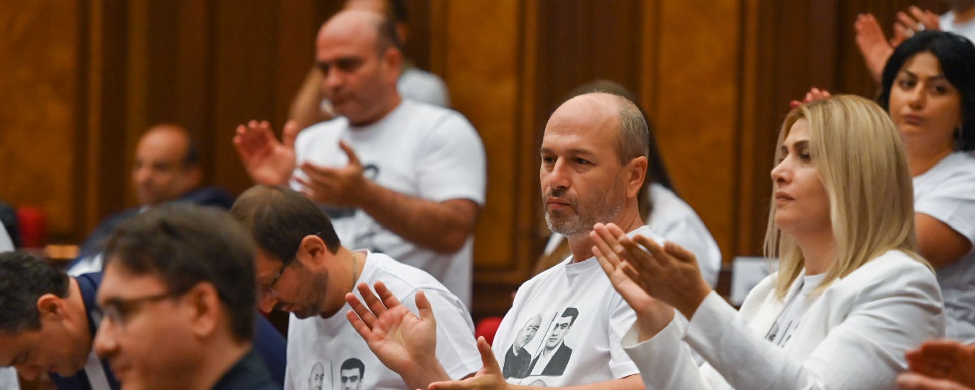 Депутаты блока Айастан во время первого заседания парламента Армении 8-го созыва (2 августа 2021). Еревaн - Sputnik Արմենիա, 1920, 05.08.2021