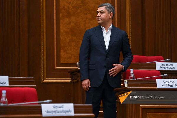 «Պատիվ ունեմ» դաշինքի պատգամավոր,  ՀՀ ԱԱԾ նախկին տնօրեն Արթուր Վանեցյանը` ԱԺ 8–րդ գումարման առաջին նիստին - Sputnik Արմենիա