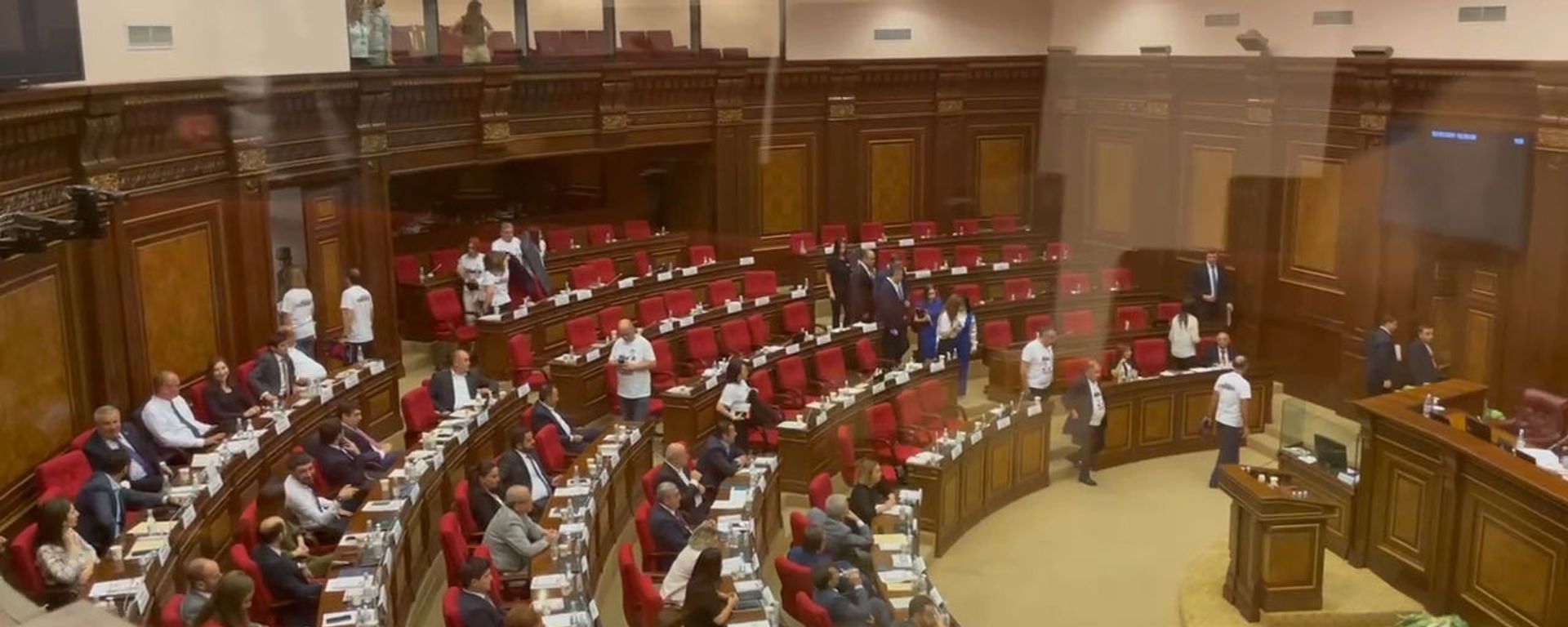Ընդդիմությունը լքեց ԱԺ նիստերի դահլիճը. պահանջում են կալանքից ազատել 2 պատգամավորներին - Sputnik Արմենիա, 1920, 02.08.2021