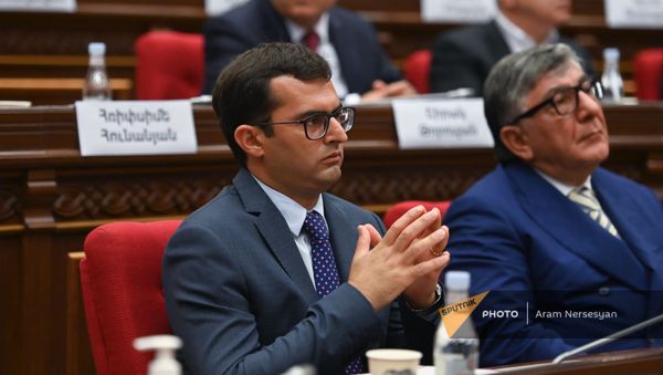 Акоп Аршакян во время первого заседания парламента Армении 8-го созыва (2 августа 2021). Еревaн - Sputnik Армения