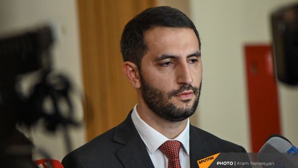 Рубен Рубинян дает интервью во время первого заседания парламента Армении 8-го созыва (2 августа 2021). Еревaн - Sputnik Армения