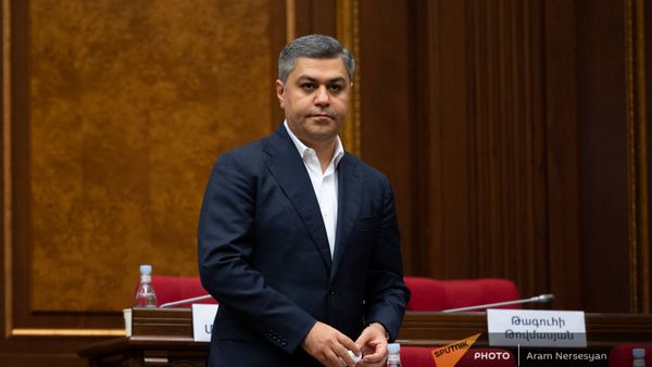 Артур Ванецян перед началом первого заседания парламента Армении 8-го созыва (2 августа 2021). Еревaн - Sputnik Армения
