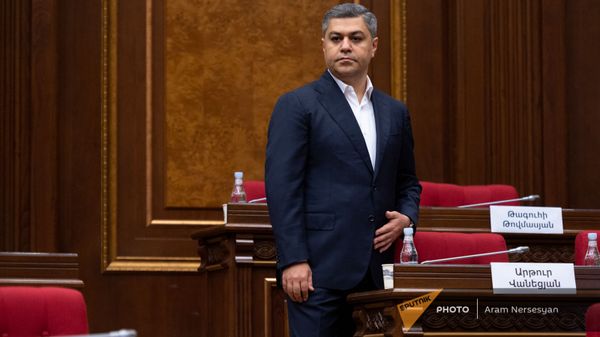 Артур Ванецян перед началом первого заседания парламента Армении 8-го созыва (2 августа 2021). Еревaн - Sputnik Армения