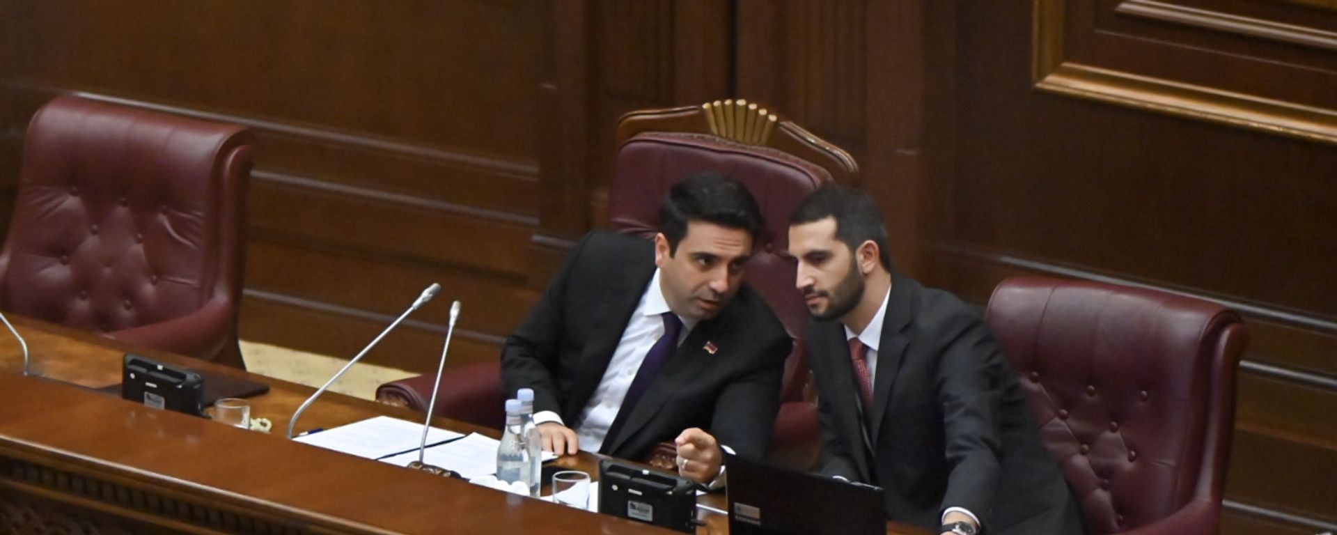 Ален Симонян и Рубен Рубинян на заседании Парламента (3 августа 2021). Еревaн - Sputnik Արմենիա, 1920, 03.08.2021