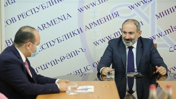 Премьер-министр Никол Пашинян представил аппарату министерства труда и социальных вопросов новоназначенного министра Нарека Мкртчяна (3 августа 2021). Еревaн - Sputnik Արմենիա