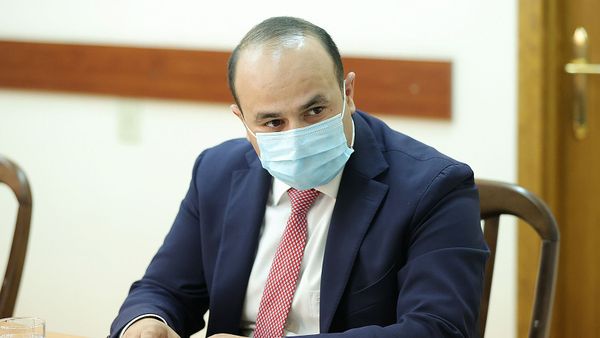 Премьер-министр Никол Пашинян представил аппарату министерства труда и социальных вопросов новоназначенного министра Нарека Мкртчяна (3 августа 2021). Еревaн - Sputnik Армения