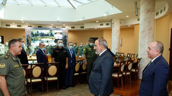 Премьер-министр Никол Пашинян представил аппарату Министерства обороны и высшему офицерскому составу ВС новоназначенного министра Аршака Карапетяна (3 августа 2021). Еревaн - Sputnik Արմենիա