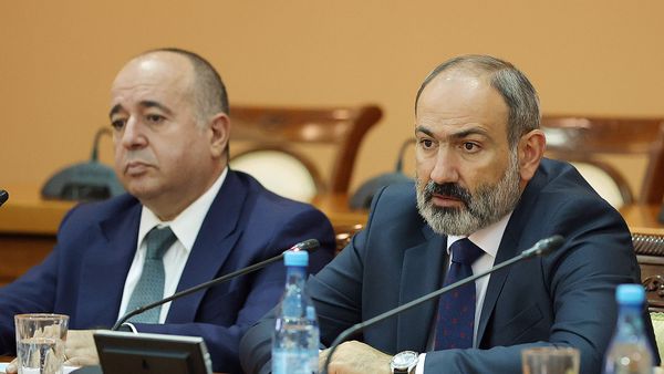 Премьер-министр Никол Пашинян представил аппарату Министерства обороны и высшему офицерскому составу ВС новоназначенного министра Аршака Карапетяна (3 августа 2021). Еревaн - Sputnik Армения
