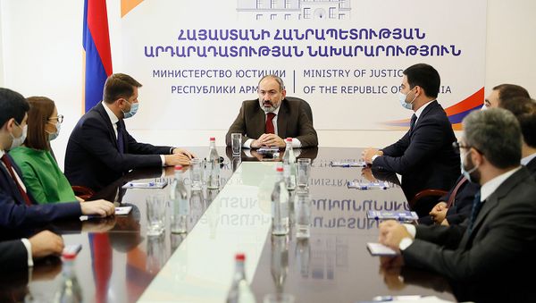 Премьер-министр Никол Пашинян представил аппарату министерства юстиции новоназначенного министра Карена Андреасяна (4 апреля 2021). Еревaн - Sputnik Армения