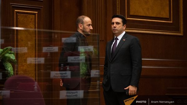 Спикер НС Ален Симонян беседует с депутатом Сисаком Габриеляном на заседании Парламента (4 августа 2021). Еревaн - Sputnik Армения