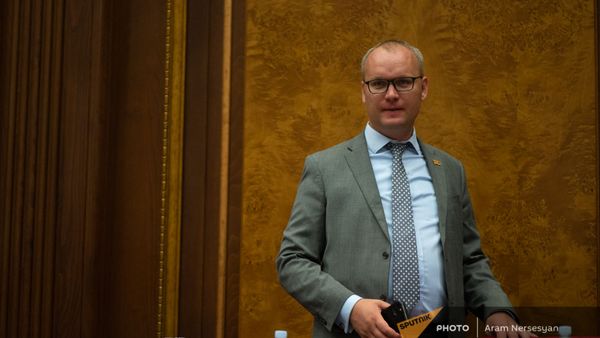 Алексей Сандыков на заседании Парламента (4 августа 2021). Еревaн - Sputnik Արմենիա