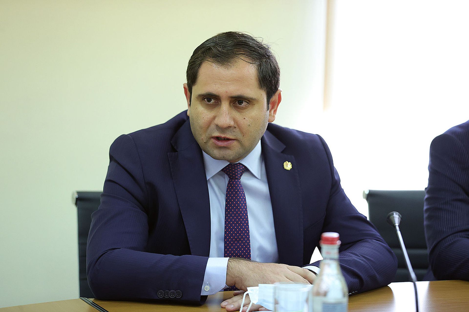 Премьер-министр Никол Пашинян представил аппарату министерствa территориального управления и инфраструктур новоназначенного министра Гнела Саносяна (4 августа 2021). Еревaн - Sputnik Армения, 1920, 14.09.2021