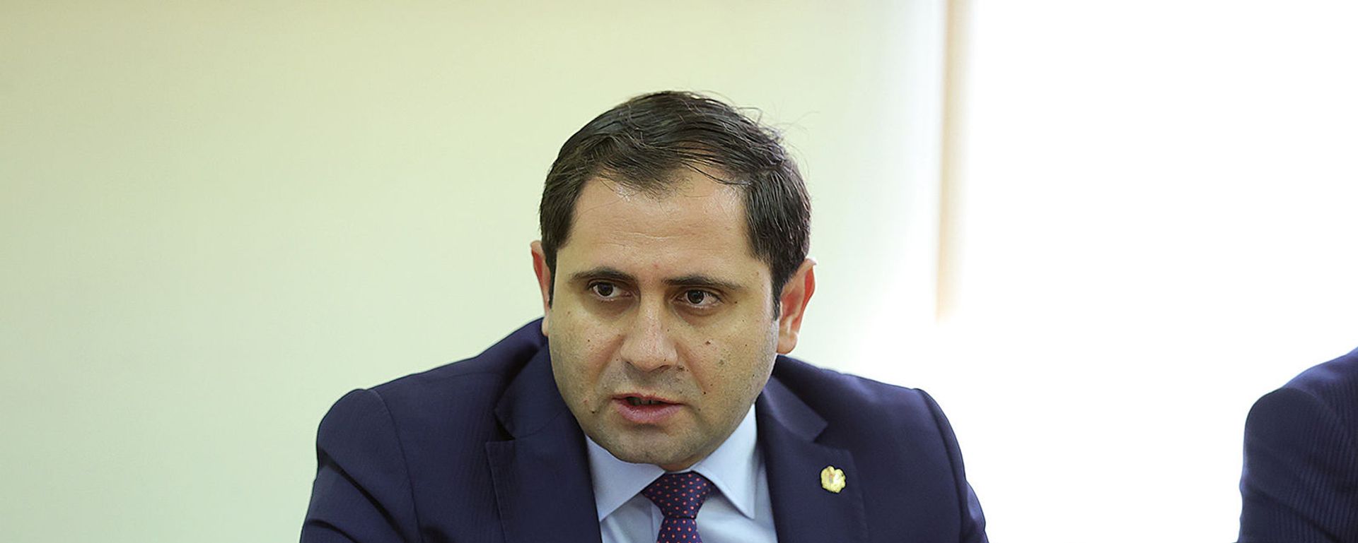 Премьер-министр Никол Пашинян представил аппарату министерствa территориального управления и инфраструктур новоназначенного министра Гнела Саносяна (4 августа 2021). Еревaн - Sputnik Армения, 1920, 15.11.2021