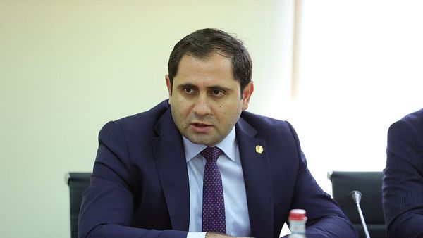 Премьер-министр Никол Пашинян представил аппарату министерствa территориального управления и инфраструктур новоназначенного министра Гнела Саносяна (4 августа 2021). Еревaн - Sputnik Армения